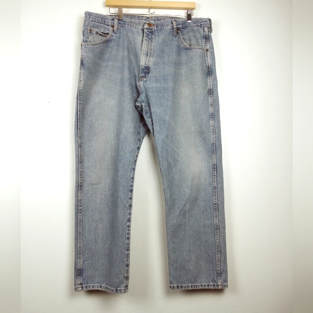 Wrangler Men's Jean Pants Straight Work Wear Regular Fit  Size 42X30 Medium Wash